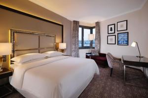 Deluxe, Guest room, 1 King, City or Atrium view room in Sheraton Grand Krakow