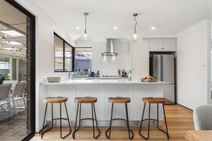 Sea La Vie ~ Pet Friendly Coastal Chic Broadwater Retreat