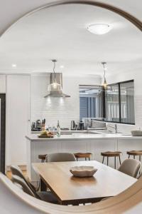 Sea La Vie ~ Pet Friendly Coastal Chic Broadwater Retreat