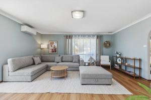 Sea La Vie ~ Pet Friendly Coastal Chic Broadwater Retreat