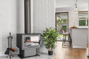 Sea La Vie ~ Pet Friendly Coastal Chic Broadwater Retreat