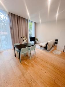 Modern 2B2B Apartment Close City