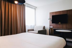 Hotels Ibis Rouen Centre Rive Gauche Mermoz : Chambre Standard avec Un Lit Double et Un Canapé

