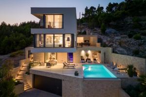 Deluxe Villa Nitia with 4 bedrooms 550m from sandy beach 