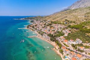 Deluxe Villa Nitia with 4 bedrooms 550m from sandy beach