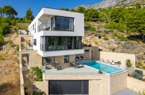 Deluxe Villa Nitia with 4 bedrooms 550m from sandy beach