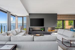 Deluxe Villa Nitia with 4 bedrooms 550m from sandy beach