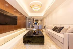 Unique Fully Renovated 2BR+study on Marina