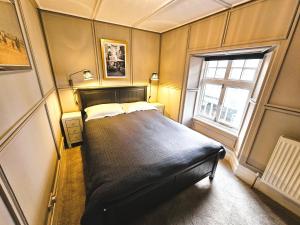 Unique town centre apartment with vaulted ceiling - Pass the Keys