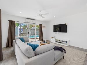 The Beachside Sanctuary -500m from Beach with Pool & Heated Spa