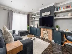 Pass the Keys Stylish Modern 3 bed house with Parking - Harefield