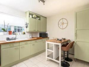 Pass the Keys Stylish Modern 3 bed house with Parking