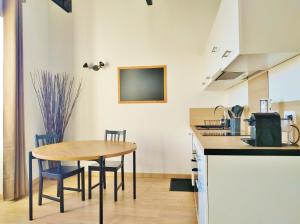 Grand studio lumineux au calme, centre historique