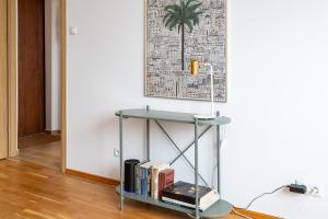 Metro Plocka Comfort Apartment by BookingHost