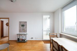 Metro Plocka Comfort Apartment by BookingHost