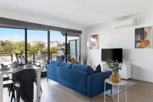 Caulfield Elegance: Chic Abode - Carnegie