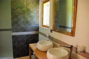 B&B / Chambres d'hotes Domaine Les Cigales : Chambre Double - Vue sur Piscine