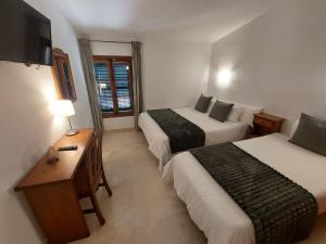 Triple Room with Bathroom room in Hotel Can Guixa