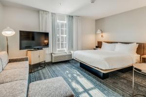 Queen Studio with Sofa Bed - Hearing Accessible room in TownePlace Suites Dallas Arlington North