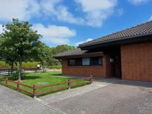 Ferienhaus Hermann mit Garten, Terrasse, Kamin und 300m zum Deich/ Salzwiesen - Süderhöft