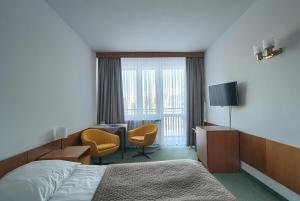 Twin Room with Mountain View - Hotel *** room in Zespół Tatry - Hotel Tatry i Budynek Turystyczny