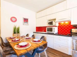 Appartement idéal pour 6 personnes, avec terrase de 24m², proche téléphérique et commerces - FR-1-296-459