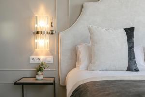 ISG Apartments Modern atticpool at the CathedralFree parking