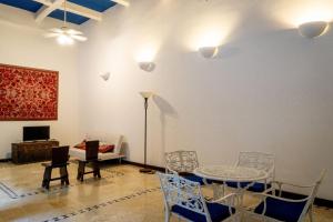 Edificio Ayos dentro la ciudad amurallada