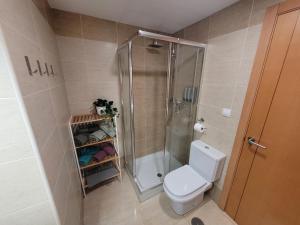 Elegante piso con terraza, garaje, piscina y AC