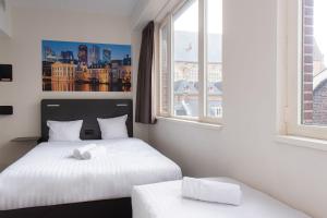 Triple Room room in easyHotel The Hague City Centre