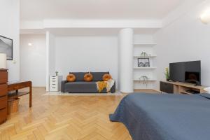 Studio in the Center of Warsaw with Balcony and Separate Kitchen by Renters