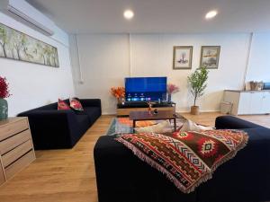 Roof Top 4BR Top Private Floor, china town, center