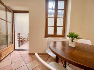 Appartements La Traverse - au pied de la Cite Medievale - Clim et terrasse : photos des chambres