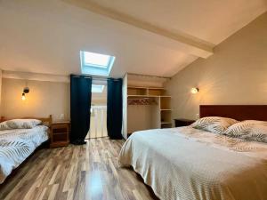 Appartements La Traverse - au pied de la Cite Medievale - Clim et terrasse : photos des chambres