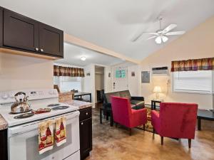 Chardonnay Cottage - GOTL Strip - Cozy & Quaint