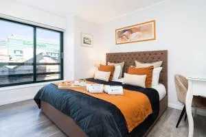 Host Wise - Elegant Spacious Flat w Balcony - Ace Location - Santo Oviedo