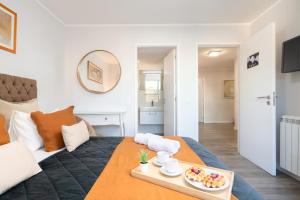 Host Wise - Elegant Spacious Flat w Balcony - Ace Location