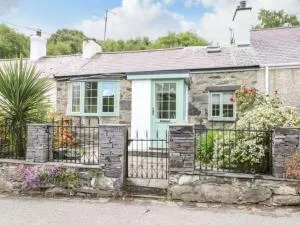 Country Cottage with Hot-Tub and Cosy Log Burner - Tregarth
