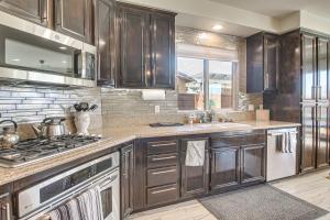 Indio Oasis with Heated Saltwater Pool and Hot Tub!