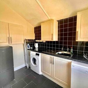 Coastal walks, Log burner & Hot tub