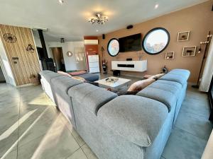Villas Maison moderne au calme avec billard, jacuzzi, bain a remous, piscine : photos des chambres