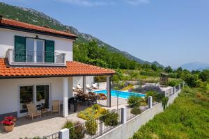 Villa Belina: 4 ensuite bedrooms, game room, heated pool, sauna & gym 