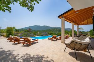 Villa Belina: 4 ensuite bedrooms, game room, heated pool, sauna & gym 