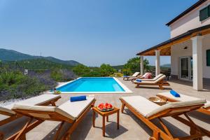 Villa Belina: 4 ensuite bedrooms, game room, heated pool, sauna & gym 
