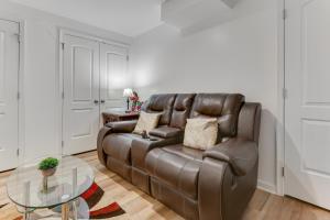 Cozy Inwood Apartment History, Hiking and Wine!