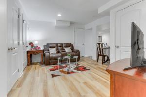 Cozy Inwood Apartment History, Hiking and Wine!