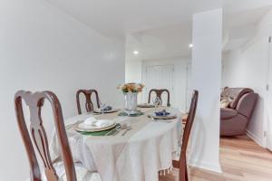 Cozy Inwood Apartment History, Hiking and Wine!