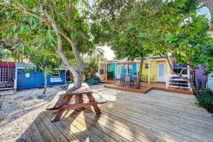 Enchanting 2BR1BA Casita 2 blocks to Beach