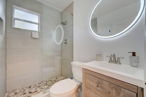 Enchanting 2BR1BA Casita 2 blocks to Beach