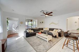 Enchanting 2BR1BA Casita 2 blocks to Beach